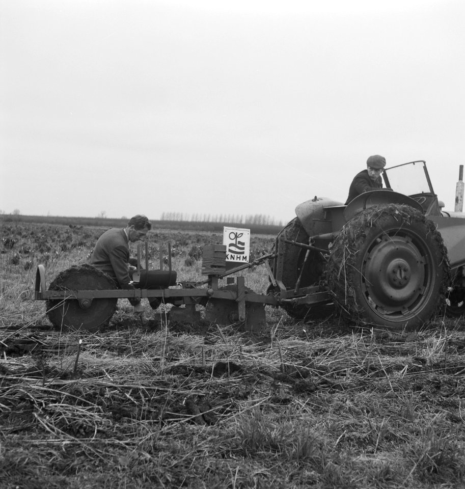 Bosbouw, arbeiders, landbouwmachines, werktuigen, pootwerkzaamheden, Tractors, Bestanddeelnr 253-5662