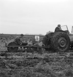 Bosbouw, arbeiders, landbouwmachines, werktuigen, pootwerkzaamheden, Tractors, Bestanddeelnr 253-5662