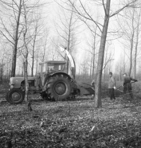 Bosbewerking, landbouwmachines, werktuigen, arbeiders, Tractors, Bestanddeelnr 253-5496