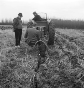 Bosbouw, arbeiders, landbouwmachines, werktuigen, pootwerkzaamheden, grondbewerk, Bestanddeelnr 253-5663