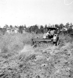 Bosbouw, heide ontginning, grondbewerking, ontwatering, schijvenstoppelploeg, Bestanddeelnr 195-0029