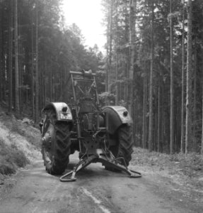 Bosbewerking, landbouwmachines, werktuigen, boswegen, Tractors, Bestanddeelnr 253-5099