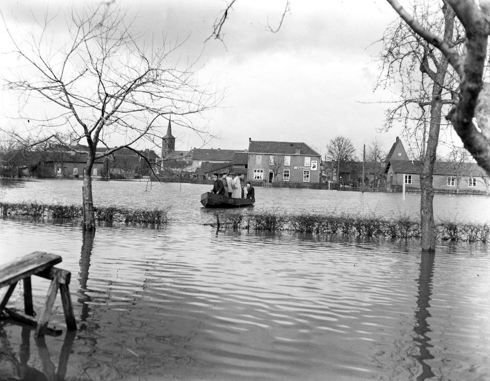 Borgharen en Itteren hoogwater van de Maas, dorpen onder water, Bestanddeelnr 907-6254