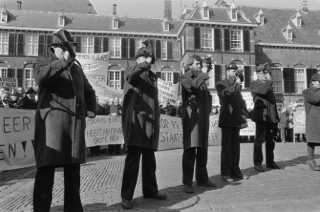 Boswachters van Staatsbosbeheer protesteren op Binnenhof tegen de voorgestelde p, Bestanddeelnr 933-9182