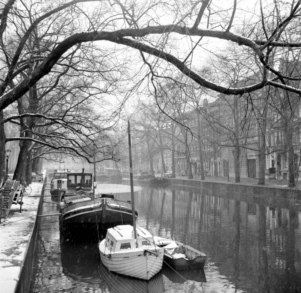 Boten in een gracht in Amsterdam, Bestanddeelnr 254-5563