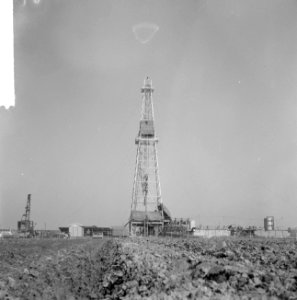 Boren naar gasbel bij St Anna Parochie (Friesland) door Franse maatschappij, Bestanddeelnr 916-3111
