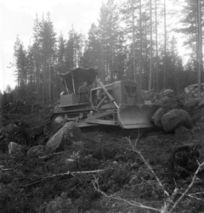 Bosbewerking, machines, werktuigen, bulldozers, keien, Bestanddeelnr 251-7719