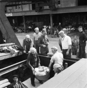 Boten met bestemming Arnhem worden met gebruiksgoederen geladen aan de Cruquiusw, Bestanddeelnr 900-6651