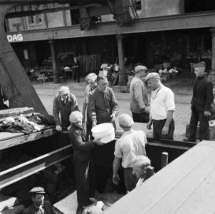 Boten met bestemming Arnhem worden met gebruiksgoederen geladen aan de Cruquiusw, Bestanddeelnr 900-6661