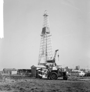 Boren naar gasbel bij St Anna Parochie (Friesland) door Franse maatschappij, Bestanddeelnr 916-3110