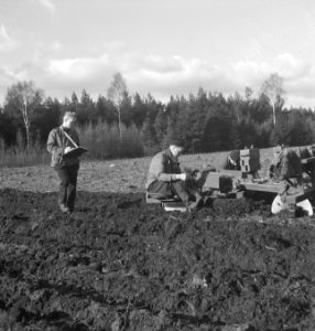Bosbouw, machines, werktuigen, arbeiders, pootwerkzaamheden, Tractors, Bestanddeelnr 253-4691