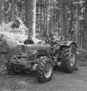Bosbewerking, landbouwmachines, werktuigen, arbeiders, werkzaamheden, Tractors, Bestanddeelnr 253-5118