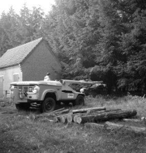 Bosbewerking, machines, werktuigen, arbeiders, werkzaamheden, gebouwen, boomstam, Bestanddeelnr 253-5973