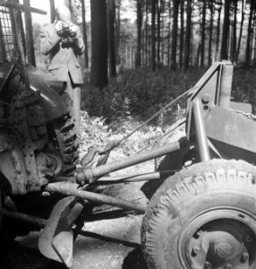 Bosbewerking, machines, werktuigen, arbeiders, aanhangers, Tractors, Bestanddeelnr 253-4058