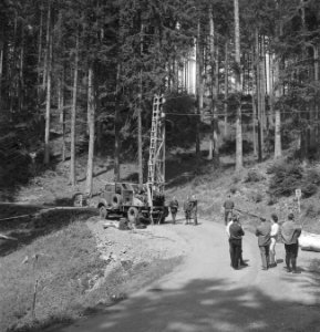 Bosbewerking, machines, werktuigen, arbeiders, hoogwerkers, ladders, toeschouwer, Bestanddeelnr 253-5104