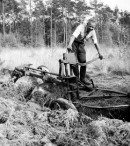 Bosbouw, heide ontginning, grondbewerking, ontwatering, schijvenploeg, Bestanddeelnr 195-0028