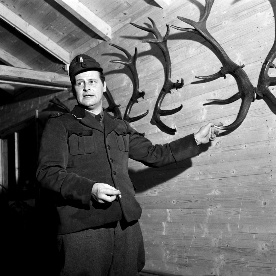 Boswachter Heinrich Treude bij hertengeweien in de boswachterij Ihrige, post win, Bestanddeelnr 254-3432
