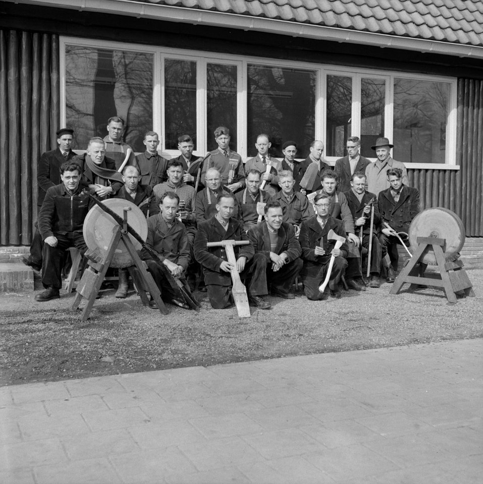Bosbouw, arbeiders, gebouwen, gereedschappen, beilen, slijpstenen, zagen, Bestanddeelnr 251-9646