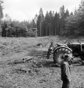 Bosbewerking, machines, werktuigen, arbeiders, Tractors, Bestanddeelnr 253-4483