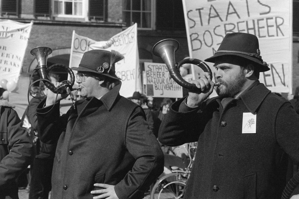 Boswachters van Staatsbosbeheer protesteren op Binnenhof tegen de voorgestelde p, Bestanddeelnr 933-9181