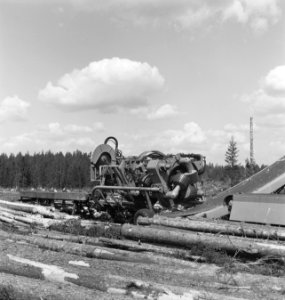 Bosbewerking, machines, werktuigen, boomstammen, werkzaamheden, Bestanddeelnr 253-5840