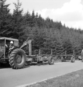 Bosbewerking, machines, werktuigen, arbeiders, karren, Tractors, Bestanddeelnr 253-4487
