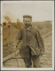 Both old & young Hun.. among our bag of over 27.000 prisoners - this type .., Bestanddeelnr 158-1906