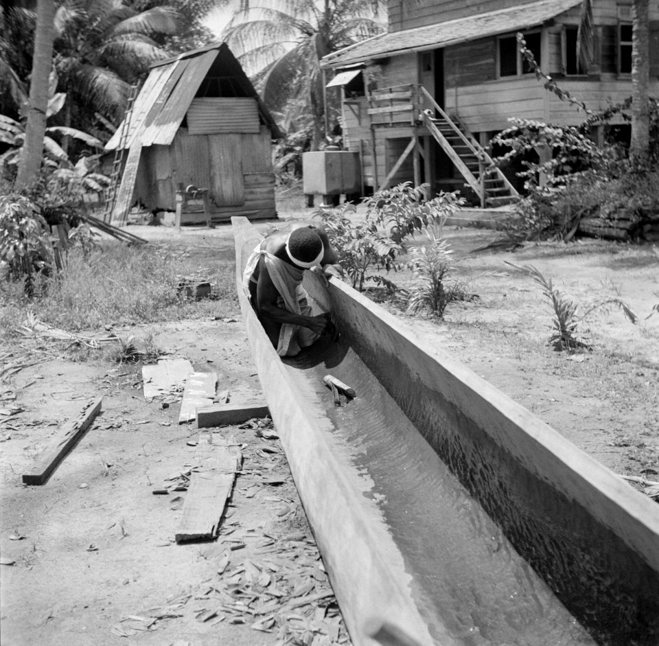 Boslandcreool Martinus bouwt een korjaal in Langetabbetje in Suriname, Bestanddeelnr 252-6746