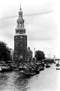Boten met muzikanten bij de Montelbaanstoren, Bestanddeelnr 927-9637