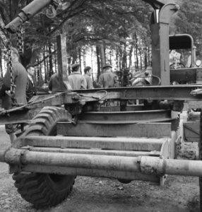 Bosbewerking, machines, werktuigen, arbeiders, Tractors, Bestanddeelnr 253-4489