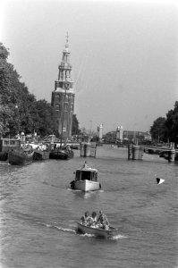 Boten op de Oude Schans in Amsterdam, met op de achtergrond de Montelbaanstoren, Bestanddeelnr 928-0861