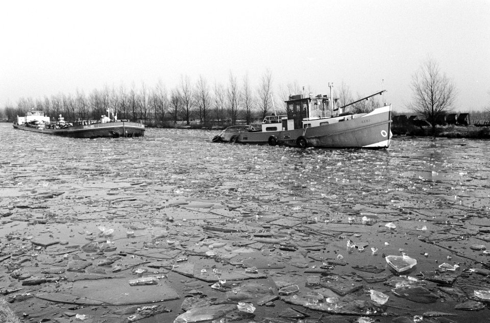 Boten in het ijs op de Ringvaart, Bestanddeelnr 913-3453