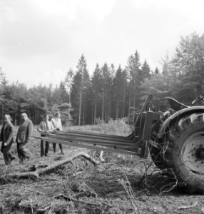 Bosbewerking, machines, werktuigen, arbeiders, Tractors, Bestanddeelnr 253-4485