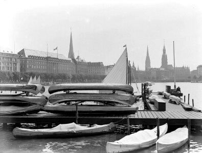 Boten bij en op een pier aan het Binnenalster op de achtergrond het kantoorgebou, Bestanddeelnr 190-0251