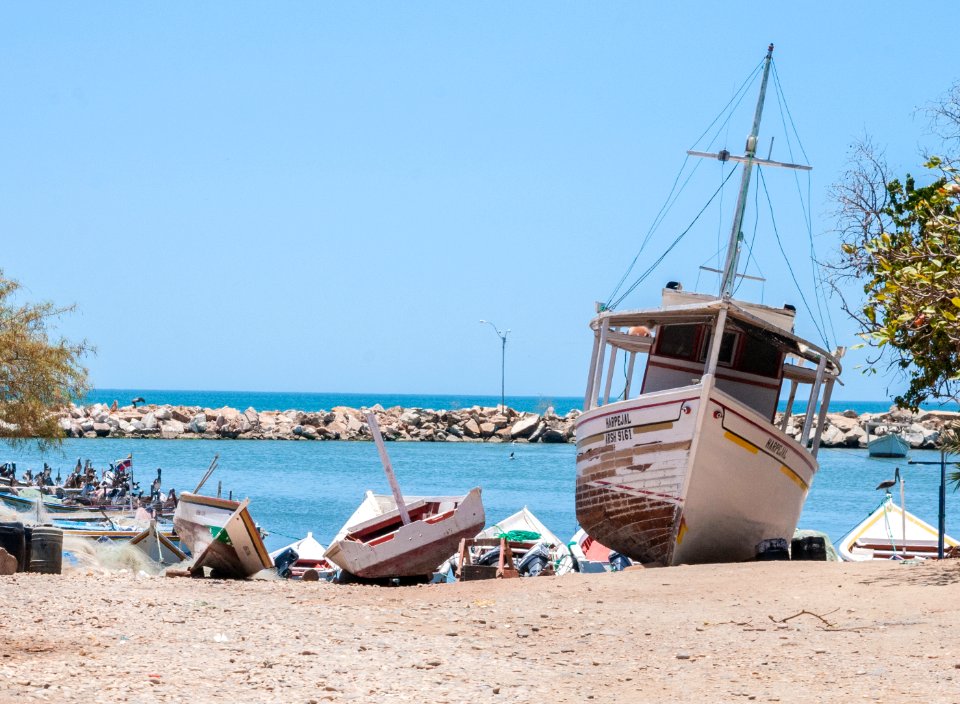 Botes de pesca aparcados en el rompeolas de La Guardia