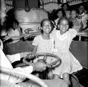 Botsautootjes op de kermis in Paramaribo, Bestanddeelnr 252-5280