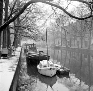 Boten in een gracht in Amsterdam, Bestanddeelnr 254-5565