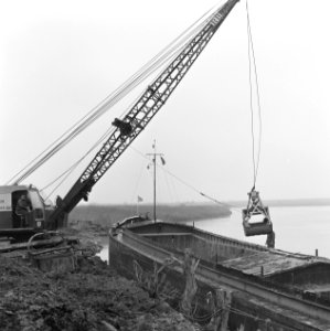 Boten, arbeiders, draglines, werkzaamheden, Bestanddeelnr 253-7556