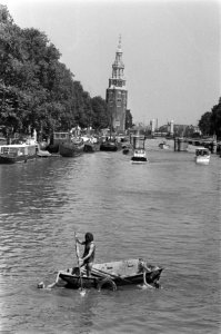 Boten op de Oude Schans in Amsterdam, met op de achtergrond de Montelbaanstoren, Bestanddeelnr 928-0860