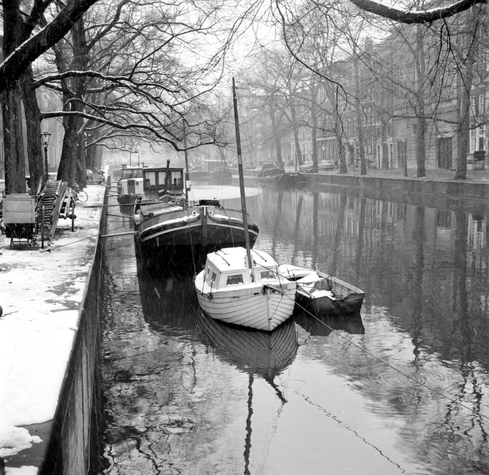 Boten in een gracht in Amsterdam, Bestanddeelnr 254-5564