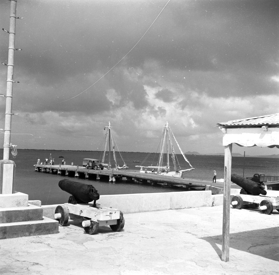 Boten in de baai van Kralendijk op Bonaire, Bestanddeelnr 252-8340