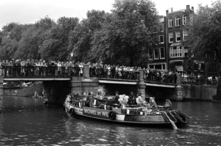 Boten met muzikanten in de Amsterdamse grachten, Bestanddeelnr 927-9639 photo