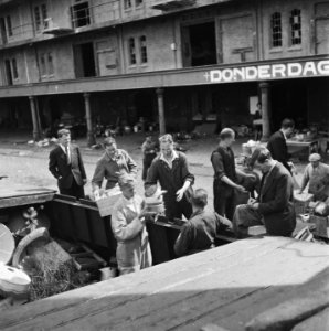 Boten met bestemming Arnhem worden met gebruiksgoederen geladen aan de Cruquiusw, Bestanddeelnr 900-6660