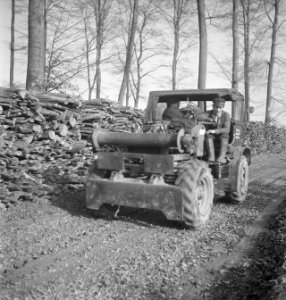 Bosbewerking, boomstammen, machines, werktuigen, Bestanddeelnr 251-9024