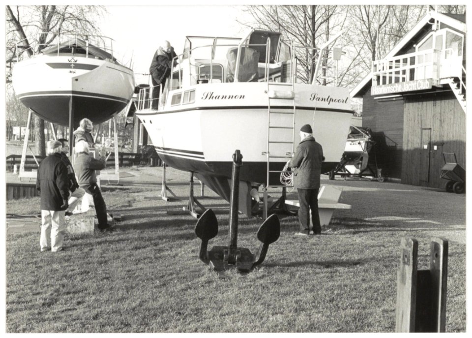 Boten in winterstalling bij de Haarlemse Jachtclub. NL-HlmNHA 54033987