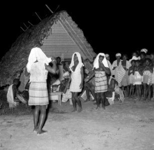 Boslandcreoolvrouwen bij de nachtelijke Awasadans, Bestanddeelnr 252-5905