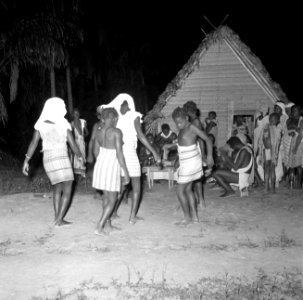 Boslandcreoolvrouwen bij de nachtelijke Awasadans, Bestanddeelnr 252-5902