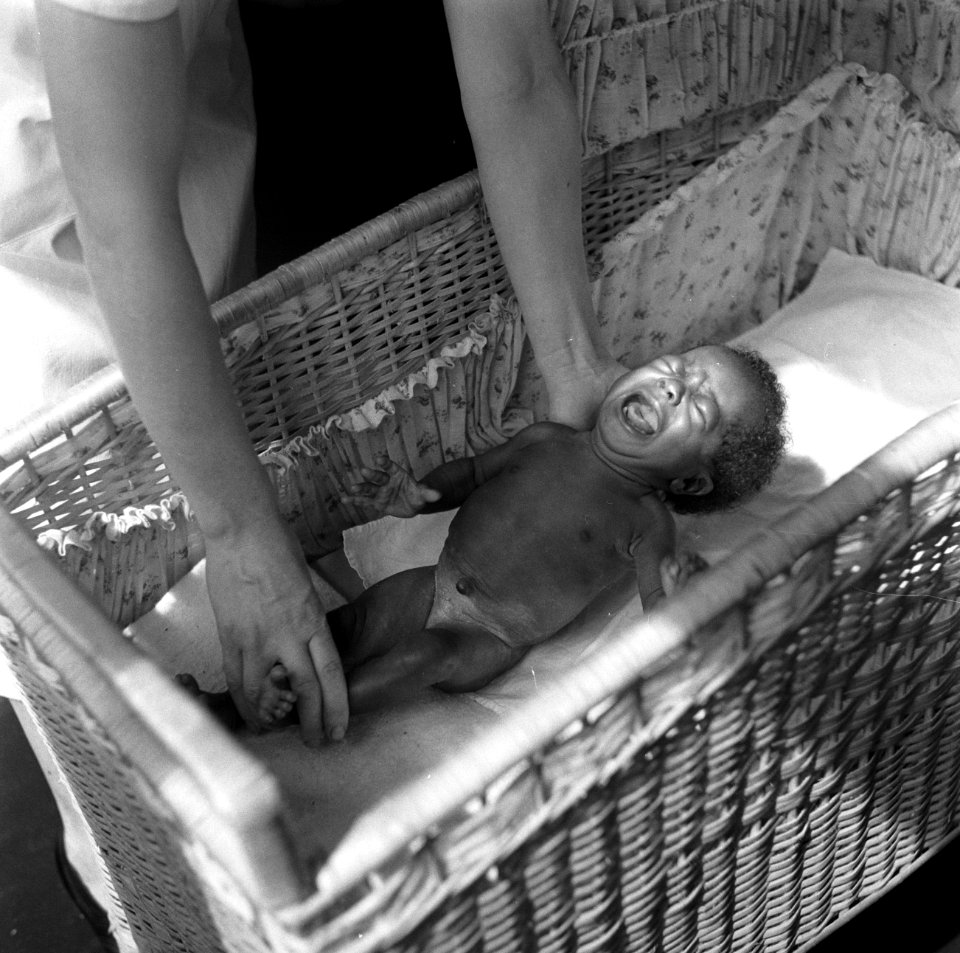 Boslandcreoolbaby in een ledikantje in het Hospitaal 'Prinses Juliana' in Kabels, Bestanddeelnr 252-6024