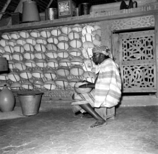Boslandcreoolvrouw in een hut in Ganzee met houtsnijwerk en gedecoreerde kalebas, Bestanddeelnr 252-5863