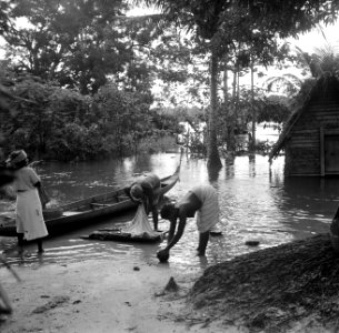 Boslandcreoolvrouwen aan de was bij de Surinamerivier, Bestanddeelnr 252-5898